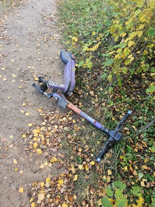 В Алтайском крае самокатчики не поделили переулок и эпично врезались друг в друга