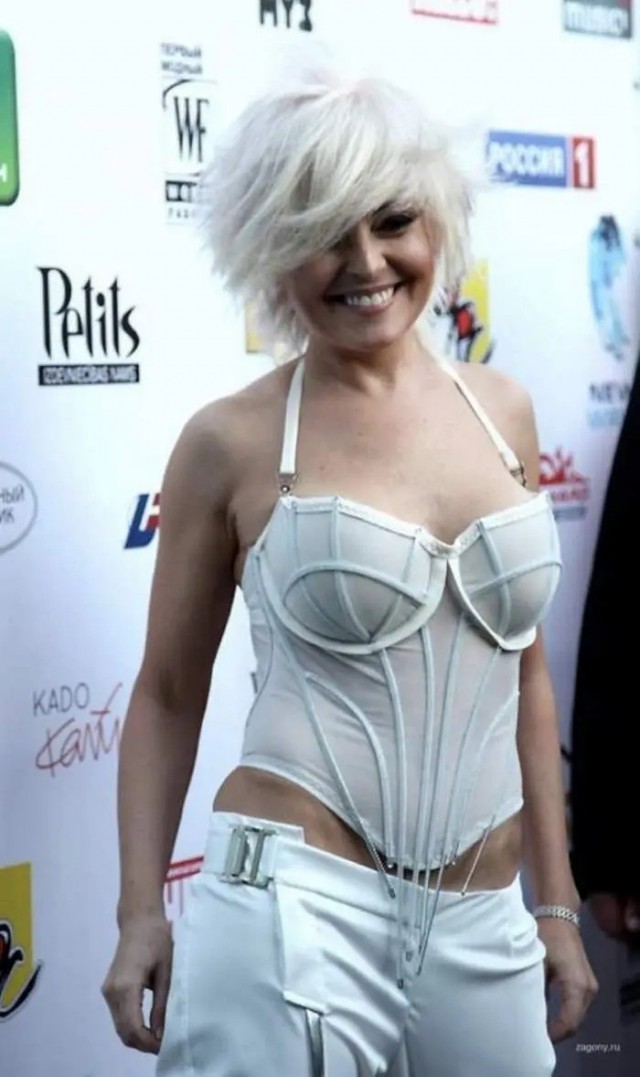 Бабушка резвится.