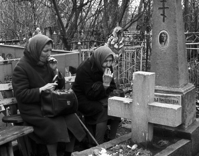 «Время было весёлое, обстановка творческая, люди открытые и дружные, на лавочке можно было всегда выпить вина»