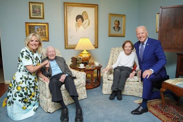 Это не фотошоп, а официальная фотография встречи Джо Байдена и 39-го президента США Джимми Картера