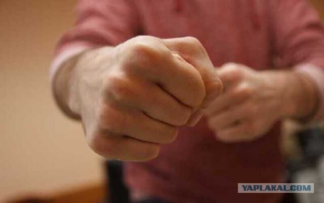 Ревнивый мигрант избил школьников.