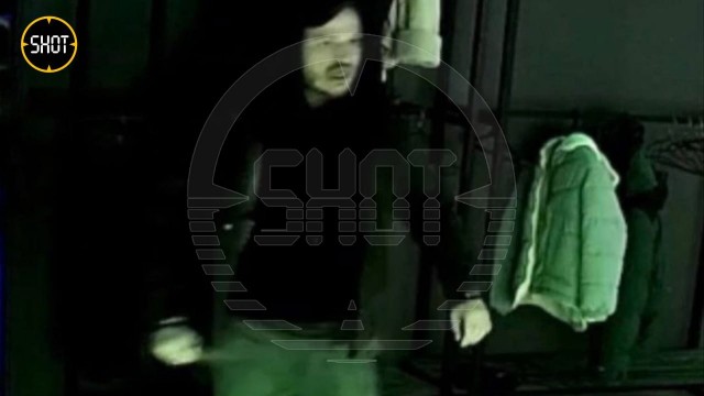 Мужчина с ножом ворвался в компьютерный клуб в подмосковном Фрязино. По словам очевидцев, он ранил троих