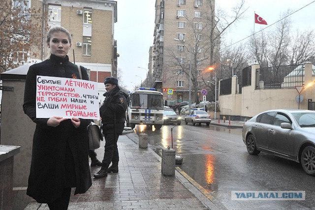 Акция добра у посольства Турции