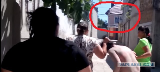 Жёны бьют соперницу. Переспала со всеми их мужьями...