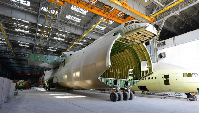 Ан-225 поднимает пыль