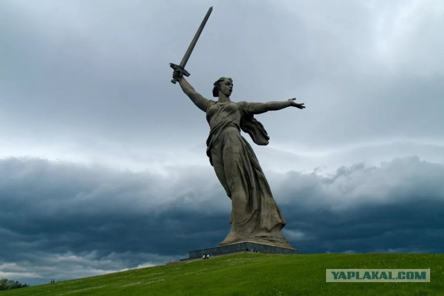 Жителей Сергиева Посада шокировал "порнографический" памятник выпускникам 1941 года