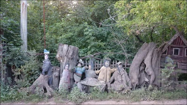 18 странных скульптур на детских площадках, которые невозможно забыть