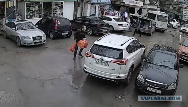 Села за руль и начала всех тараниить