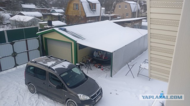 Навес - пристройка для гаража на даче.