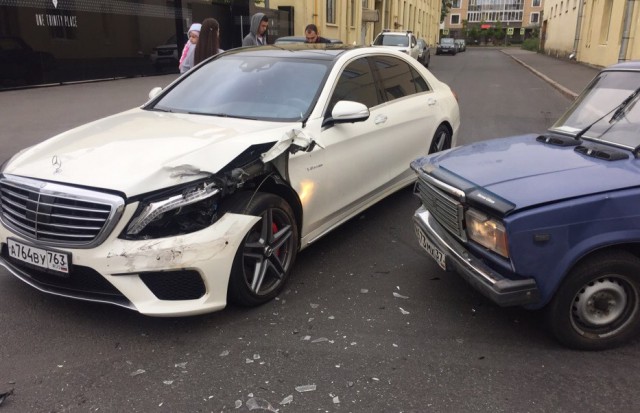 Очень дорогая помеха справа! ВАЗ 2107 протаранил AMG S63