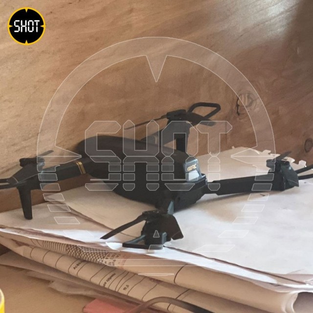 Мужчина по фамилии Гроза рукой поймал беспилотник с камерой, который летал возле его участка в Новой Москве