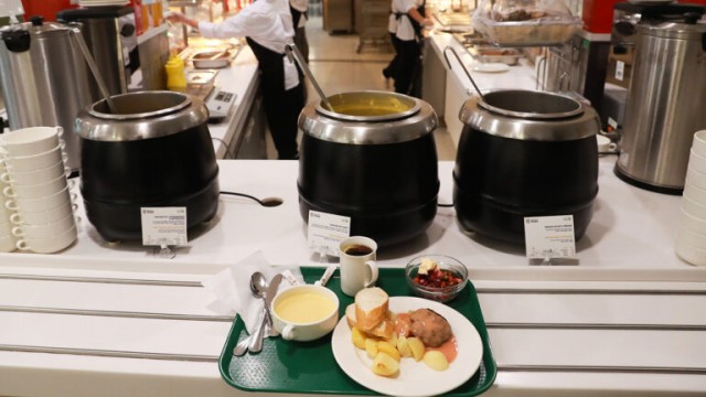 В Госдуме предложили кормить учителей бесплатными обедами