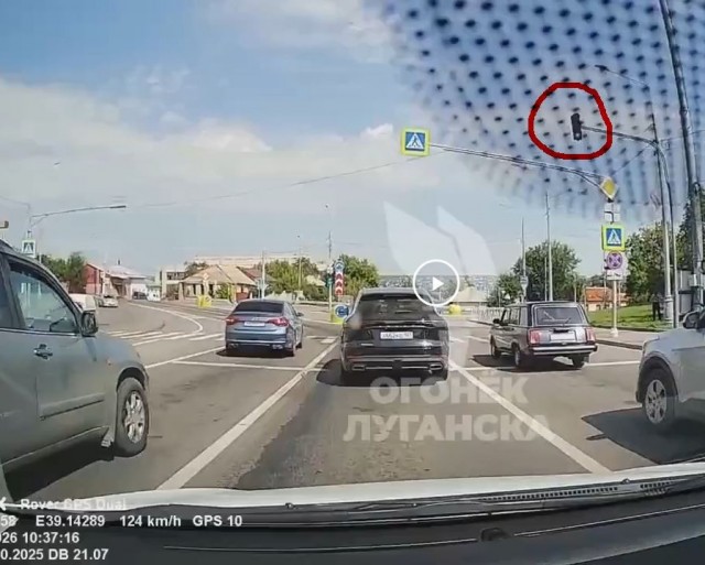 Тупо лететь на красный.