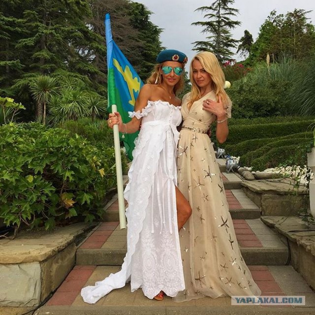 А жених-то еще и десантник!