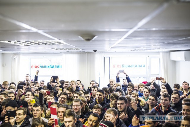 Навального закидали яйцами на вокзале в Уфе