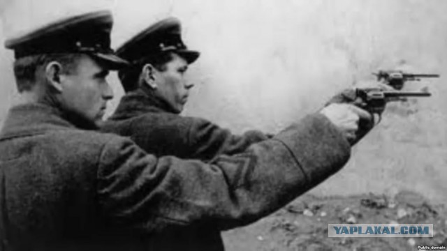 Крестный ход под портретом Николая II в Петербурге
