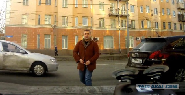 Нервные все...Обиделся, что ему посигналили...и получил перца!