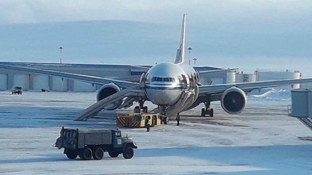 Видео буксировки Boeing 777-300ER а/к Air China в Анадыре. Пассажиры в шоке немного