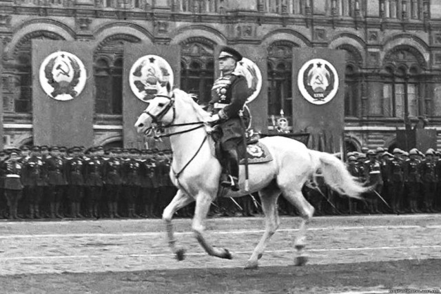 В Харькове сегодня скинули памятник Жукову