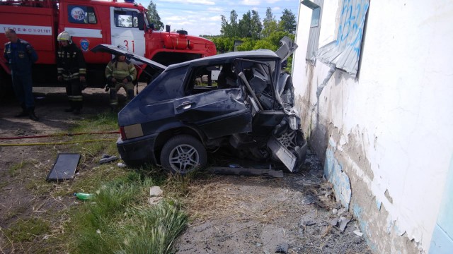 Влетел в здание законсервированного поста ДПС.