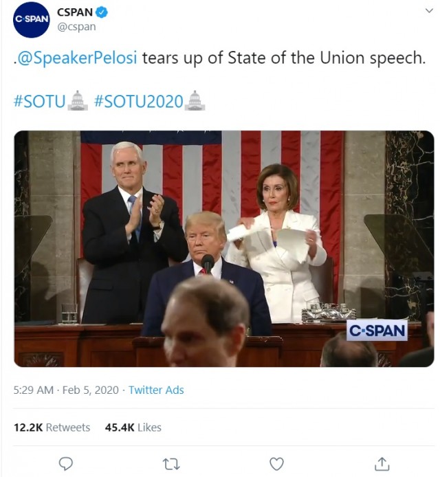 Дональд Трамп отказался пожать руку спикеру Палаты представителей Нэнси Пелоси перед обращением к нации