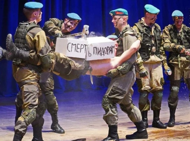 Юные десантники разбили в доме культуры кирпич с надписью против геев