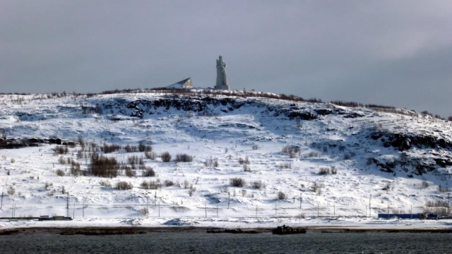 Замерзший памятник Алеша