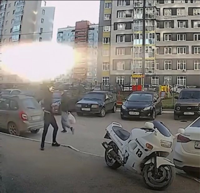 Жильцы дома сделали замечание сверхразумным "кладменам", а те в свою очередь выстрелили из предмета, похожего на пистолет