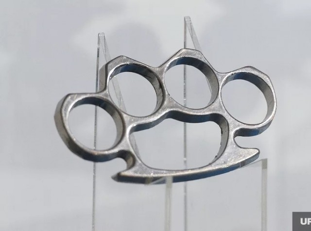 Тюменцы скупают кастеты, биты и самодельные дубинки