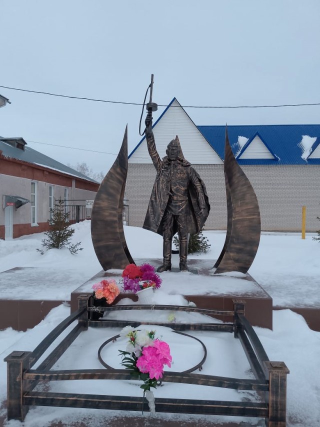 Памятник в Алтайском посёлке