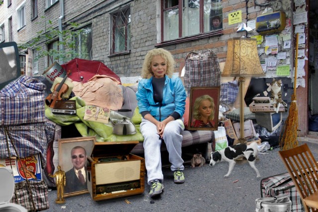 Лариса Долина не пускает Полину Лурье в квартиру, которую она отсудила.