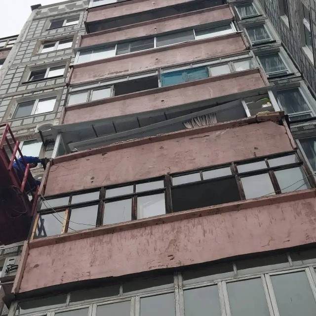 Мужчина увлекся изготовлением самогона и взорвал квартиру в Хабаровском крае