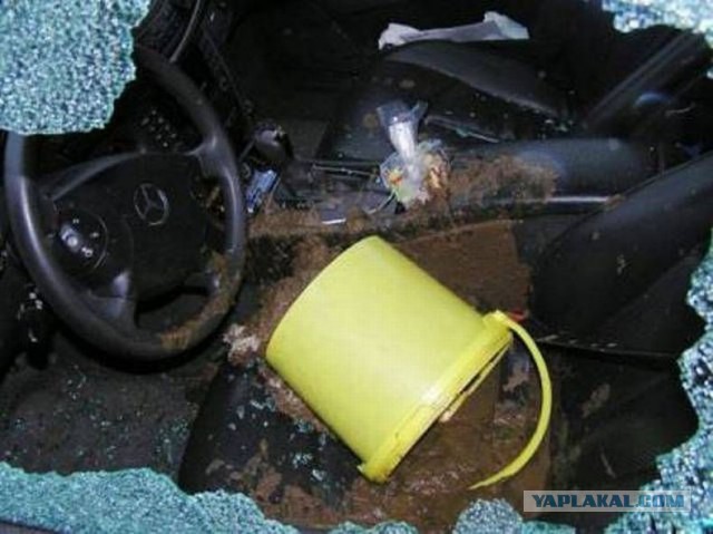 Дама на BMW... в детской песочнице!