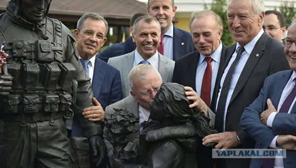 Французский депутат расцеловал памятник Вежливым людям в Симферополе