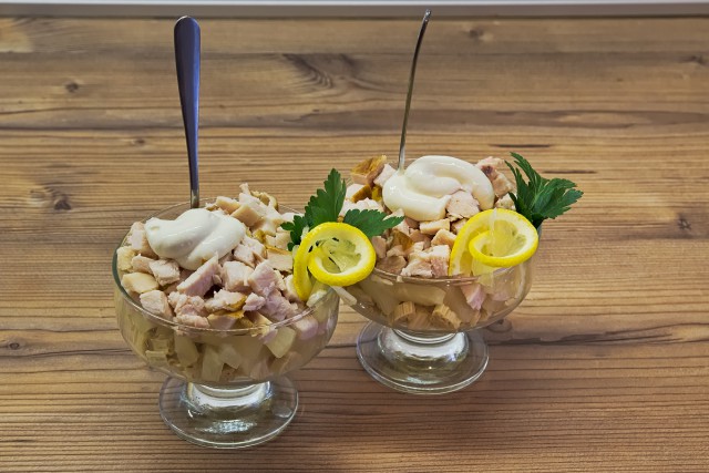 Салат-коктейль из спаржи по-корейски, ананасов и копченой курицы