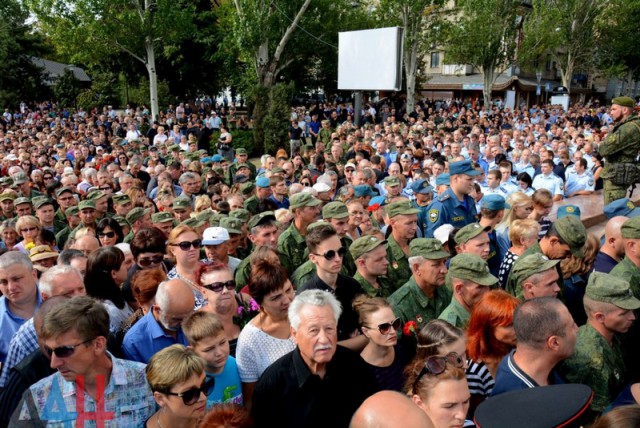 На прощание с Захарченко в Донецке пришли более 120 тысяч человек