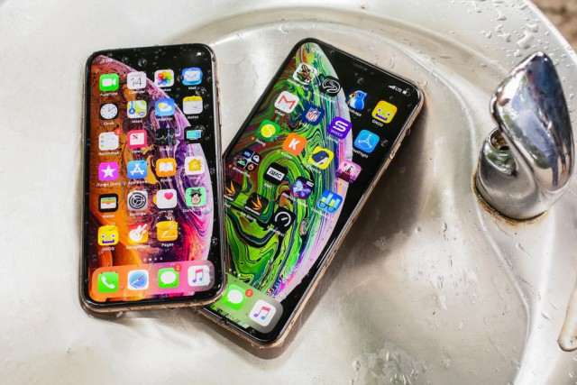 СПИД-центр на деньги Элтона Джона закупил iPhone XS Max самой дорогой версии для главврача