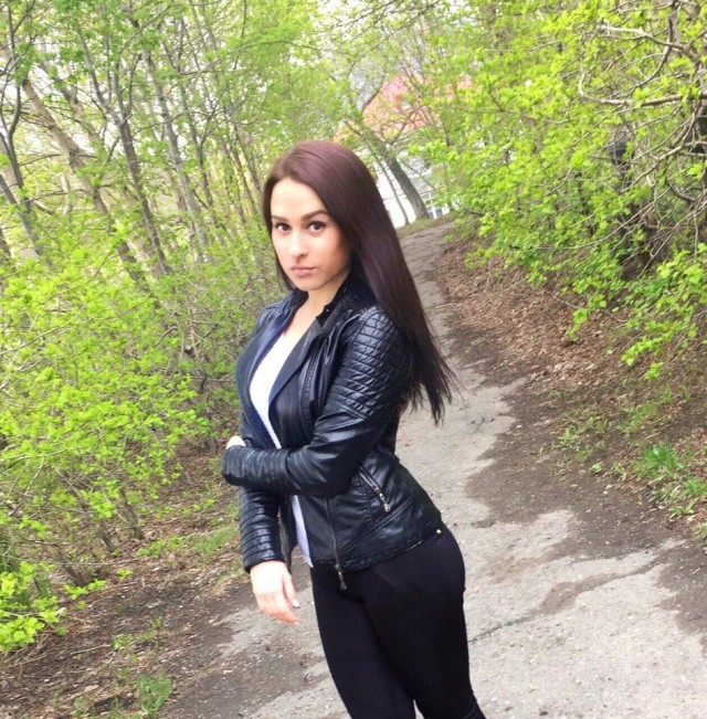 Пусть симпатичные девушки скрасят нам рабочие коронабудни