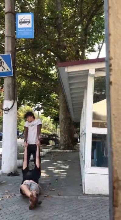 Тяжёлый рабочий день официанта из Одессы