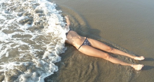 Она попросила меня сфоткать ее в волне!