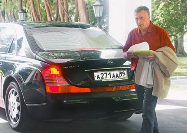 Так Maybach (бронированный) Ким Чен Ына заезжает в его бронированный поезд, на котором он прибыл с визитом в Россию