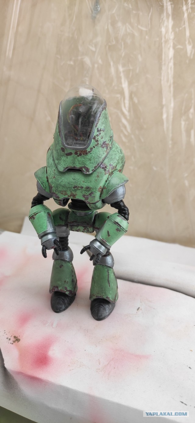Фигурки роботов из Fallout с процессом