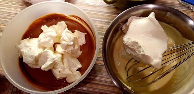 Два бисквитных торта: белый и шоколадный