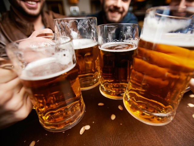 Каталонские учёные считают, что пить пиво с друзьями - очень полезная активность для мозга человека
