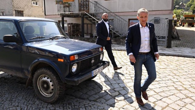 Бьорн Хёке от «Альтернативы для Германии» подкатил к избирательному участку на «Ниве».И бинго, «Альтернатива» в Тюрингии выиграла