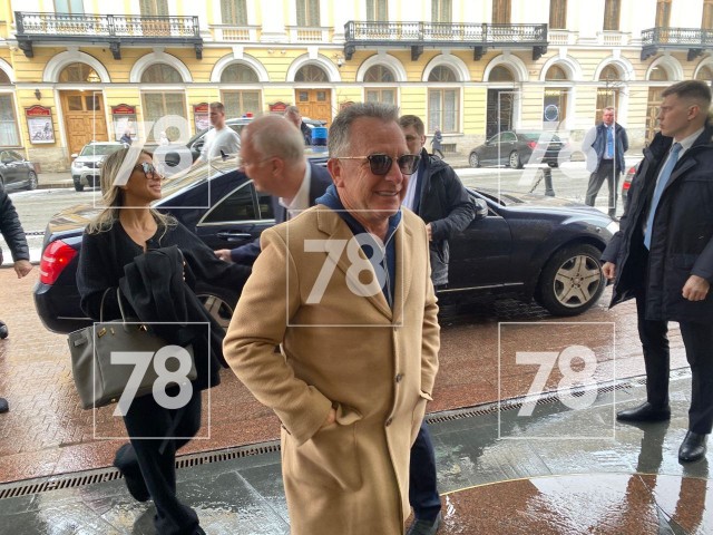 Кортеж спецпосланника Трампа Стивена Уиткоффа появился у «Гранд Отель Европа» в Петербурге