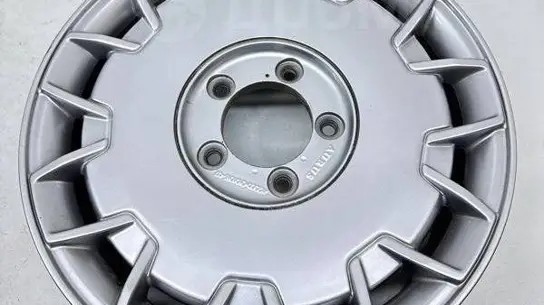 Хоть бы по частям распродать: в России начали продавать колеса от Аурусов