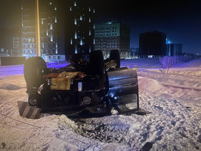 Колесами печально в небо смотрит