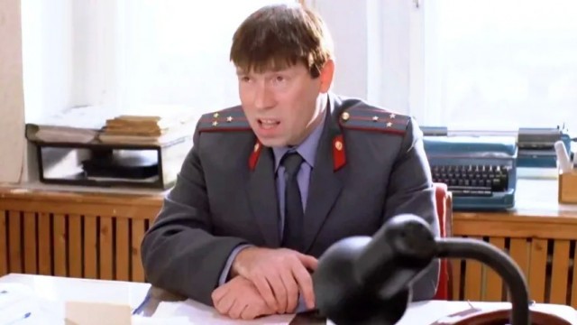 Очень нервный мужчина в пункте выдачи заказов.