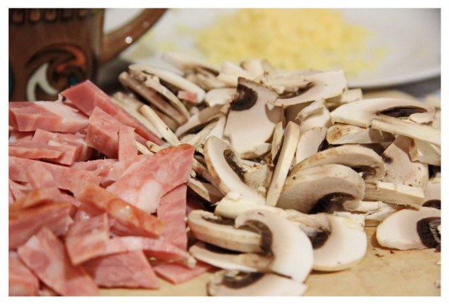 Спагетти с ветчиной, грибами и сливками